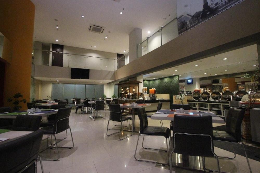 Hotel @Hom Semarang Simpang Lima Exterior foto
